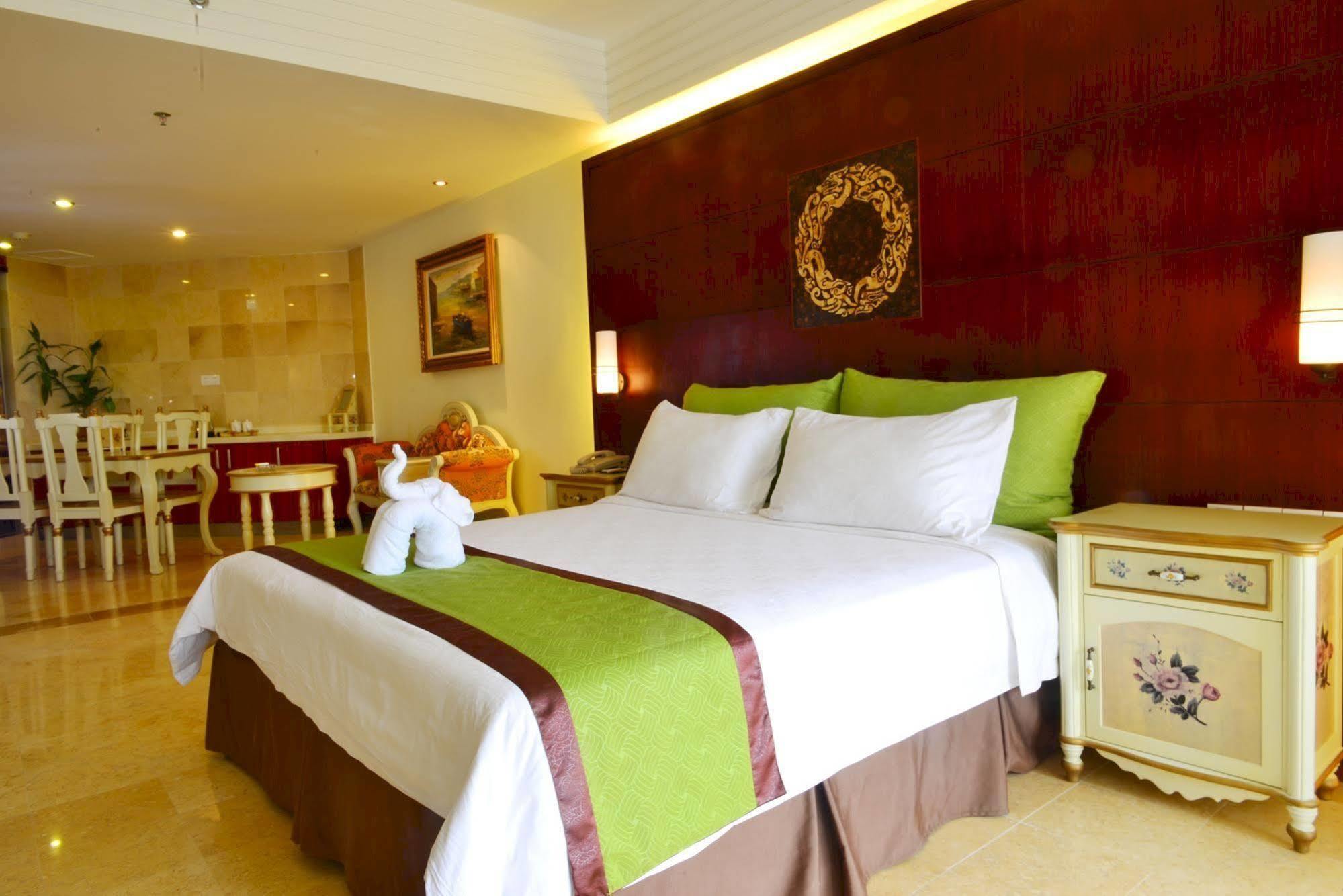 Xinglong Old Banyan Hotel - Wanning Extérieur photo
